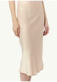 Sukienka midi satynowa w jasnoróżowym kolorze, z dopasowanym krojem i rozkloszowanym dołem. Gładka faktura, bez widocznych wzorów czy elementów metalowych.