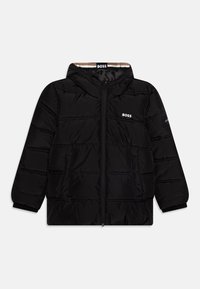 Černá prošívaná bunda s kapucí, předním zipem, bočními kapsami a logem "BOSS" na hrudi a uvnitř límce.