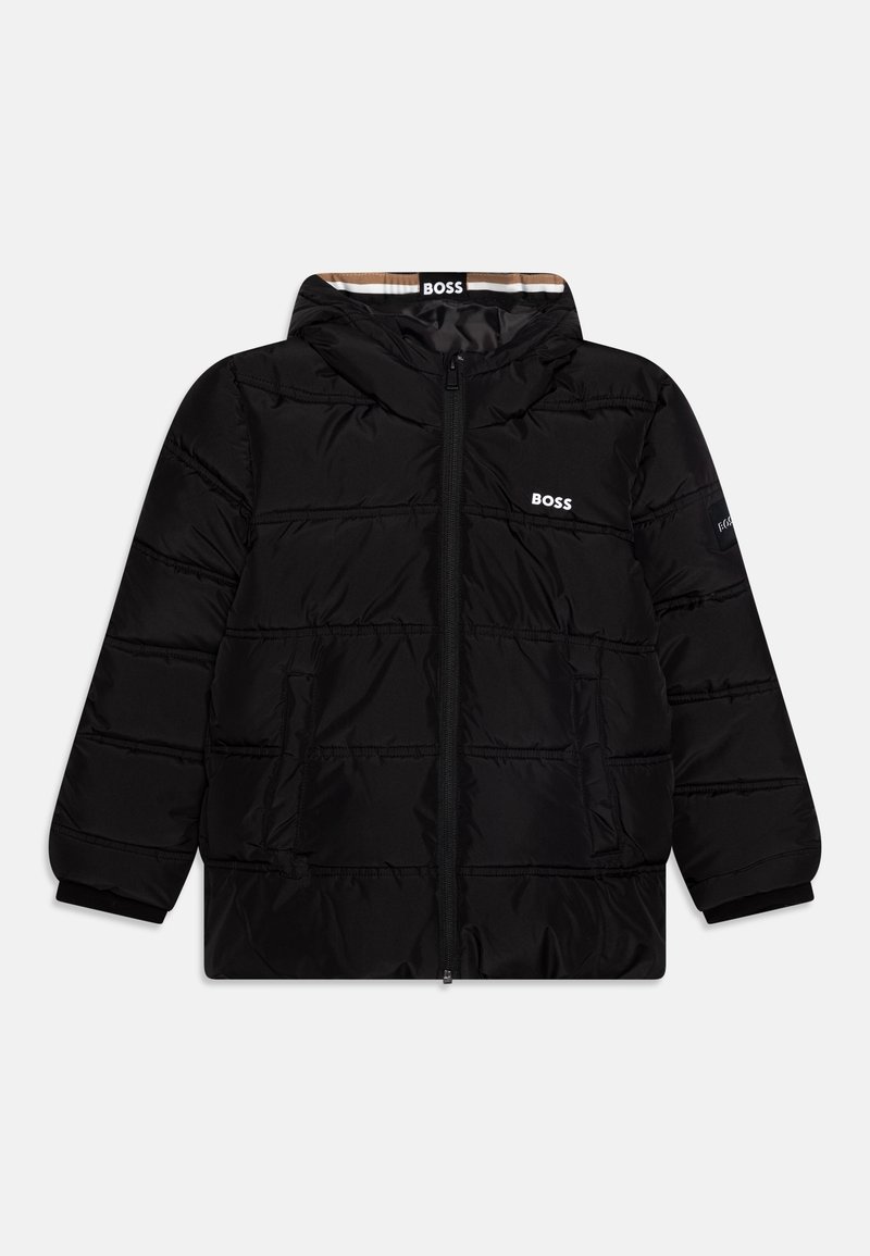 Černá prošívaná bunda s kapucí, předním zipem, bočními kapsami a logem "BOSS" na hrudi a uvnitř límce.