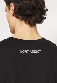 Night Addict RIKU UNISEX - T-shirt estampada - black