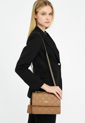 Borsa in pelle sintetica marrone con motivo a diamante, hardware dorato e tracolla a catena. La borsa presenta una chiusura a patta e un logo impresso.