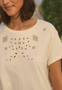 Next EMBROIDERED REGULAR FIT - Jerseyklänning - ecru cream