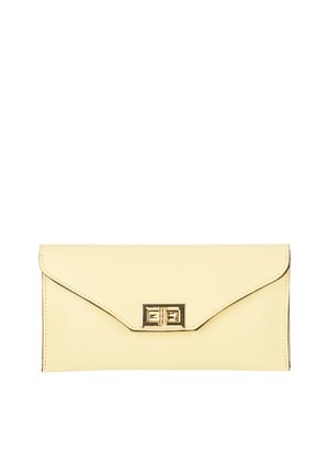 Prostokątny kremowy portfel typu kopertówka z klapką i złotym obrotowym zamkiem, gładka faktura skóry, bez widocznego paska.