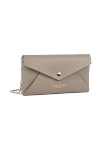 Pochette enveloppe en cuir taupe texturé avec fermeture à bouton doré, bandoulière chaîne dorée, et logo "Lancaster Paris" en lettres dorées.