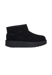 Sorte suede ankelstøvler med rund tå, lav ankel silhuet og en kraftig sort gummisål. Har syninger og branding detaljer.