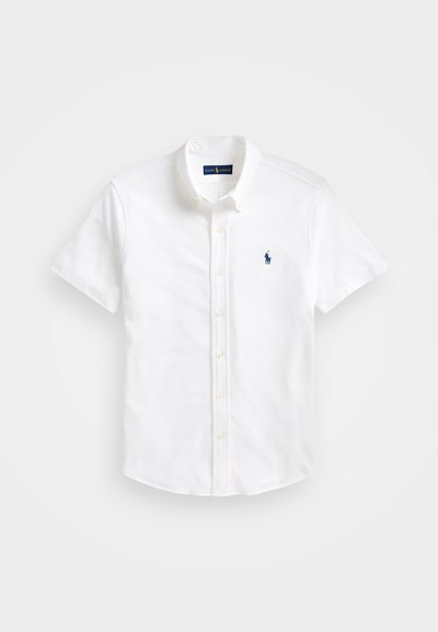 Camisa branca de manga curta, com botões, feita de algodão. Apresenta um colarinho clássico, uma textura sutil e um logotipo azul no peito.