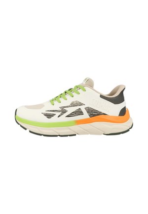 Hvid atletiksneaker med grønne snørebånd, sorte og grå side mønstre og orange og grønne sål accenter.