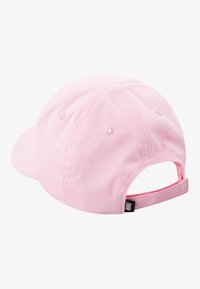 Boné de beisebol rosa feito de algodão, com aba curvada, tira de ajuste na parte de trás e ilhoses de ventilação. Logótipo da Nike na tira.