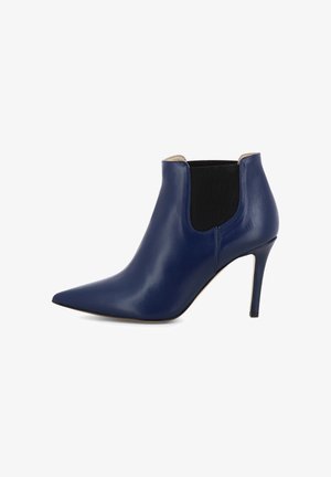Navyleder-Stiefelette mit spitzem Zeh, hohen Stiletto-Absätzen und elastischen Seitenpaneelen für einfaches Anziehen. Glatte Textur und elegantes Design.