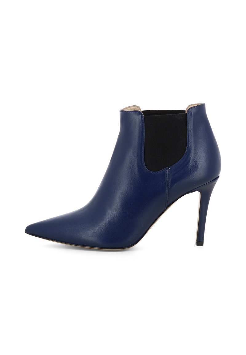 Marine leren enkellaars met een spitse neus, hoge stilettohak en elastische zijkanten voor gemakkelijk aan- en uittrekken. Glad textuur en slank design.