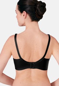 Schwarzer BH mit breiten Trägern und weichem Stoff, ausgestattet mit einem breiten Band und einem Hakenverschluss auf der Rückseite, glatte Textur.
