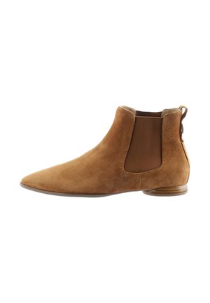 Brun ruskind ankle boot med elastisk sidepanel og lille træhæle mod hvid baggrund.