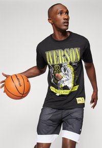 Mitchell & Ness POP PLAYER TEE VINTAGE LOGO - Klubové oblečení - black