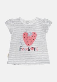 Camiseta blanca de manga corta con rayas azul marino, que presenta un gran gráfico de fresa rosa y la palabra "FRAMBOISE" en letras grandes.