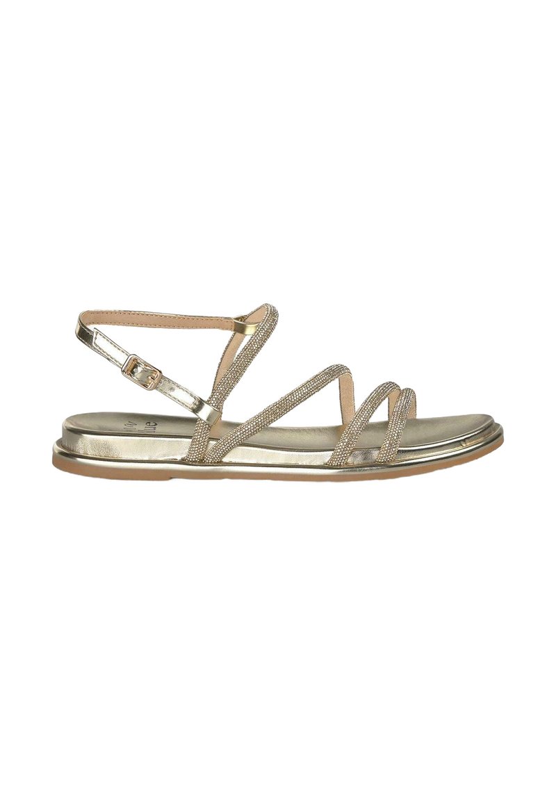 Sandali metallici oro con più cinturini sottili, suola piatta e chiusura con fibbia alla caviglia. Interno liscio e suola in gomma flessibile.