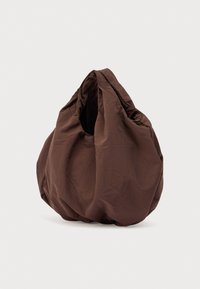 Καφέ υπερμεγέθη, χαλαρό υφασμάτινο τσάντα tote με φαρδιές λαβές και μαλακό, άμορφο σχήμα σε λευκό φόντο.