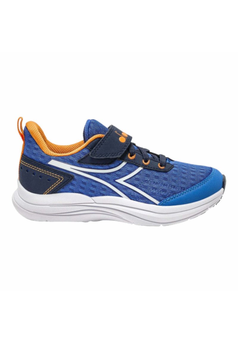 Scarpa sportiva blu con tomaia in rete, dettagli arancioni, suola bianca, cinturino in velcro e cuciture decorative. Punta rinforzata.