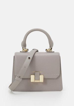 Szara skórzana torebka o wyraźnie zdefiniowanym kształcie, z okuciami w kolorze złotym i odpinanym paskiem. Posiada zapięcie na zatrzask z przodu oraz tłoczoną nazwę marki.
