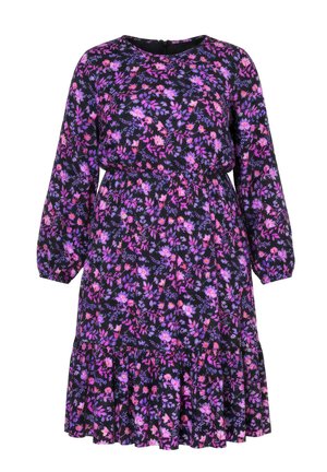 Vestito floreale in tessuto nero con motivi di fiori viola e rosa, maniche lunghe, vita elasticizzata e gonna arricciata con orlo a volant.