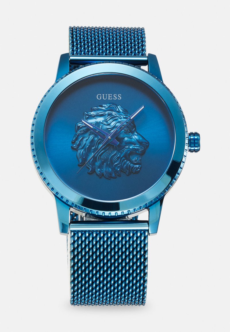 Relógio de aço inoxidável azul com leão em relevo no mostrador, pulseira em malha e detalhes azuis; apresenta um caixa redonda e marcadores de horas simples.