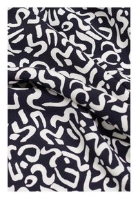 Tissu bleu marine présentant des motifs abstraits blancs avec des formes tourbillonnantes, une texture lisse et une surface douce, adapté à diverses applications textiles.