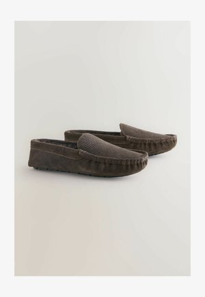 Pantofi slip-on din suede maro, cu un panou din material texturat, țesut și talpă din cauciuc. Prezintă accente cusute și un design de profil redus.