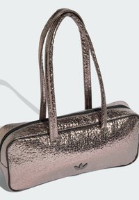 Metalna ružičasta torba s teksturiranom površinom, dvostrukim ručkama i zatvaračem na patentni zatvarač. S prednje strane ima suptilni detalj s logotipom.