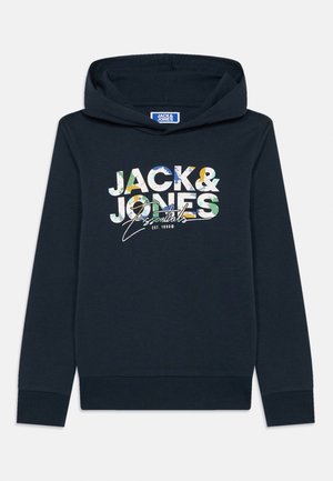 Donkerblauwe hoodie met kleurrijke tekst "JACK & JONES Essentials Est. 1990" aan de voorkant, geribbelde boorden en zoom, en een capuchon.