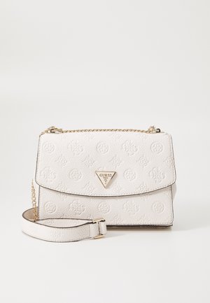 Hvid tekstureret Guess-håndtaske med præget mønster, guld kæderem og trekantet guldlås-emblem på frontklaffen.