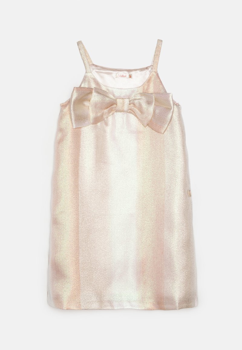 Vestido sem mangas em rosa pálido e dourado com um grande laço na frente, feito de um tecido brilhante e texturizado com riscas verticais.