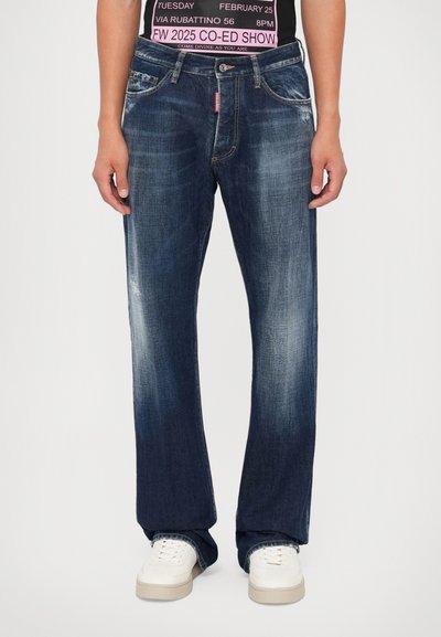 Jeans de mezclilla azul oscuro con un corte relajado, que presentan un ligero desgaste, cinco bolsillos y un cierre de cremallera con botón.