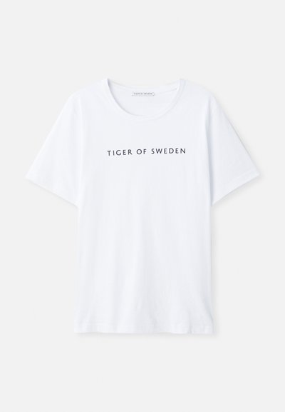 Valge T-särk ümarate krae ja lühikeste varrukatega. Must tekst "TIGER OF SWEDEN" on keskelt ees. Sile kangast tekstuur.