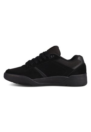 Sneaker noir à coupe basse avec laçage sur l'avant, col rembourré et semelle épaisse, présenté vu de l'extérieur sur un fond blanc uni.