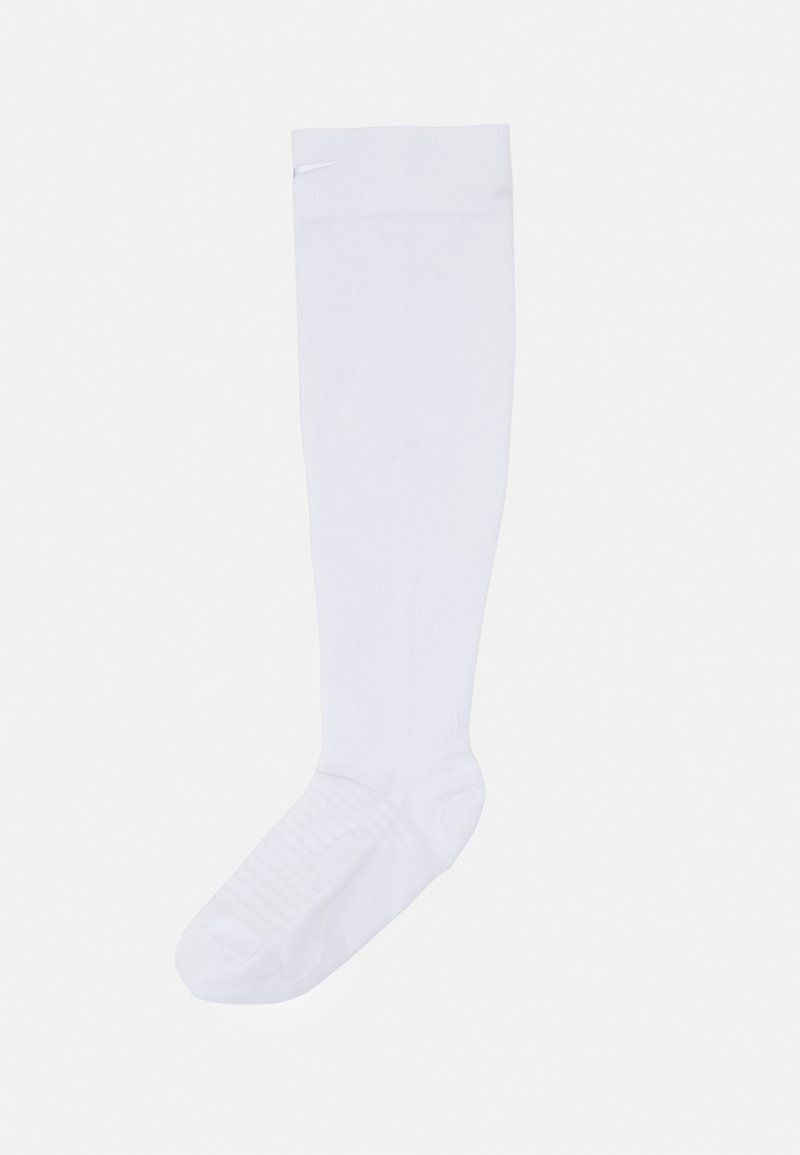 Chaussettes blanches montant jusqu'au genou, en matériau lisse, avec des accents côtelés en haut et une semelle texturée pour une meilleure adhérence.