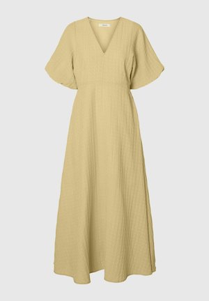 Robe midi beige clair texturée avec décolleté en V, manches courtes larges et taille cintrée, présentée sur un fond uni.