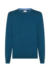 Maglione a maniche lunghe blu teal con colletto interno azzurro e piccolo logo ricamato "ΔX" in nero sul lato sinistro del torace.
