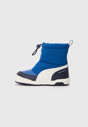 Zilā ūdensnecaurlaidīgā zābaks ar iepolsterētu augšdaļu un elastīgu auklu. Iespējas: balts stripes, teksturēta melna zole un zīmols uz papēža.