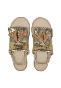 Złote, metaliczne klapki na płaskim obcasie z frędzlami, skórzanymi paskami i wyściełaną beżową wkładką. Teksturowane detale na górnych paskach.