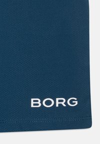 Námorně modrá sportovní látka s texturovaným povrchem, na kterém se nachází velké bílé logo "BORG" blízko spodního okraje. Hladký a mírně elastický materiál.