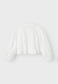 Blusa bianca cropped con colletto arricciato, maniche lunghe a sbuffo e sottili righe verticali. Presenta delicati dettagli in pizzo e tessuto texturizzato.