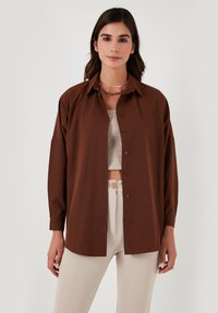 LELA Užsagstoma palaidinė - brown