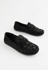 Czarne zamszowe mokasyny z dekoracyjnymi ćwiekami, płaską podeszwą i haftem. Oferują miękką, gładką fakturę i klasyczny design.