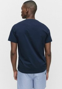Marineblauwe katoenen t-shirt met korte mouwen en een ronde hals, met een soepele textuur en minimalistisch ontwerp. Geschikt voor casual kleding.