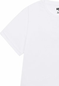 T-shirt bianca a maniche corte con scollatura rotonda, realizzata in morbido tessuto di cotone. Presenta bordi puliti e un design minimale.