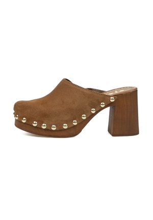 Mule de ante marrón con tacón de madera grueso y tachuelas redondas doradas a lo largo de la base y los bordes laterales.