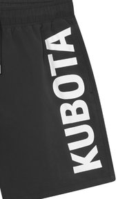 Shorts de bain noirs en tissu léger présentant un logo texte « KUBOTA » blanc bien visible sur le côté. Taille élastique avec cordon de serrage.