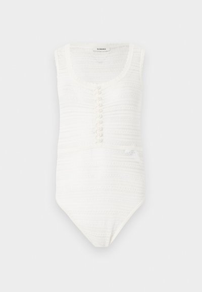 Λευκό αμάνικο κορμάκι με υφή, με ντεκολτέ σε σχήμα λαιμού και σειρά μικρών λευκών κουμπιών μπροστά.