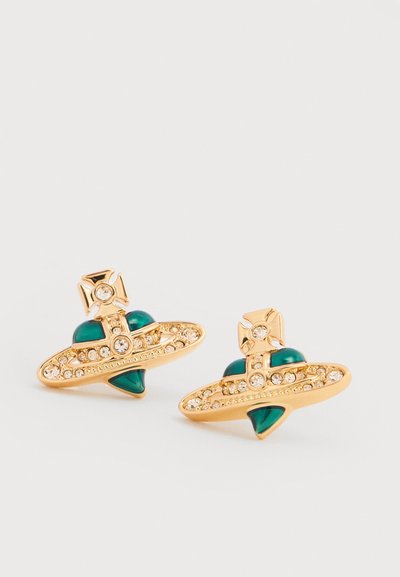 Náušnice v zlatej farbe tvarované ako štýlizované planéty so zeleným smaltom a vsadenými priezračnými kamienkami, každá zakončená dizajnom kríža posiateho kryštálmi.