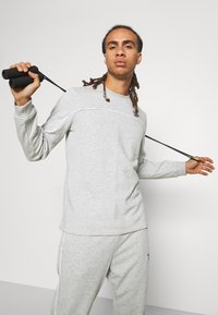 Reebok PIPING JOGGER - Calças de fato de treino - medium grey heather