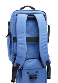 Niebieski plecak z tkaniny z wyściełanymi ramiączkami, górnym uchwytem oraz czarnymi akcentami, zamkami błyskawicznymi i przednią kieszenią. Trwała konstrukcja.